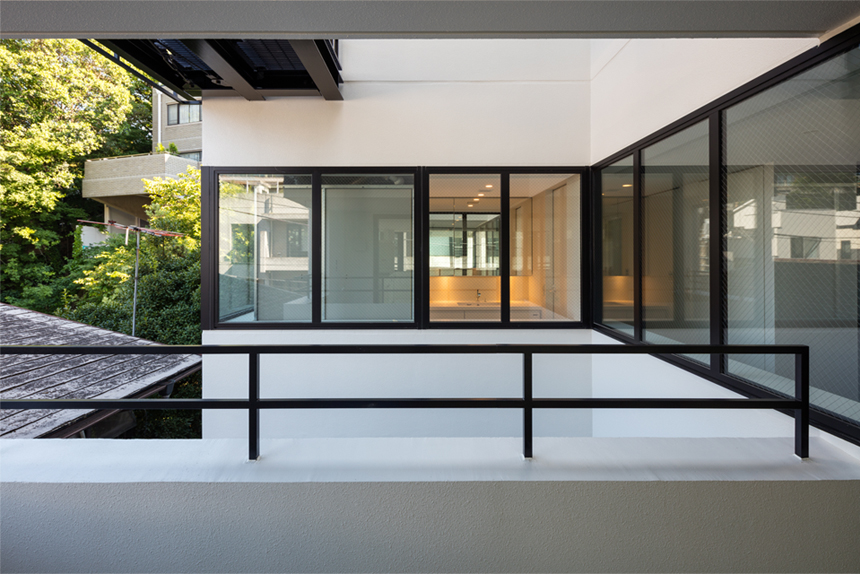 Garden Block Minamiaoyama Residential Complex — Tokyo, JP rental unit balcony