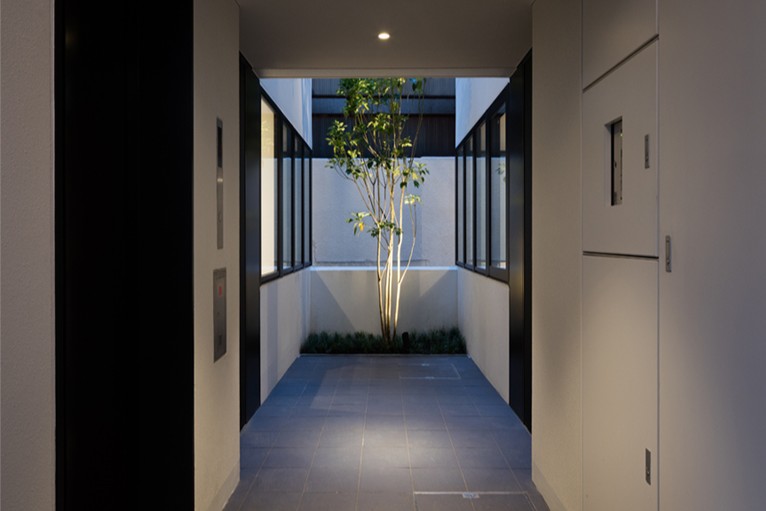 Garden Block Minamiaoyama Residential Complex — Tokyo, JP hall atrium