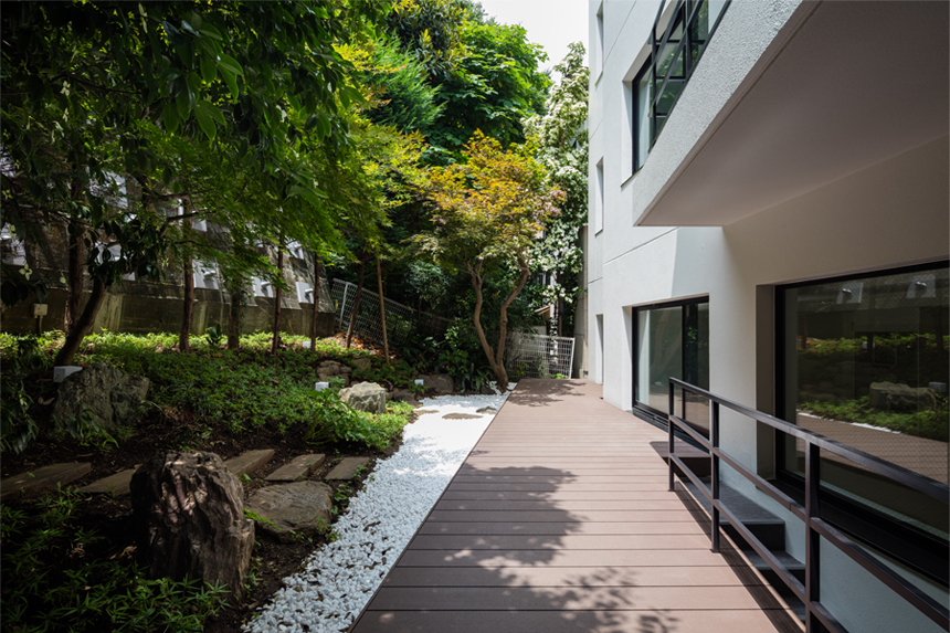 Garden Block Minamiaoyama Residential Complex — Tokyo, JP sidewalk
